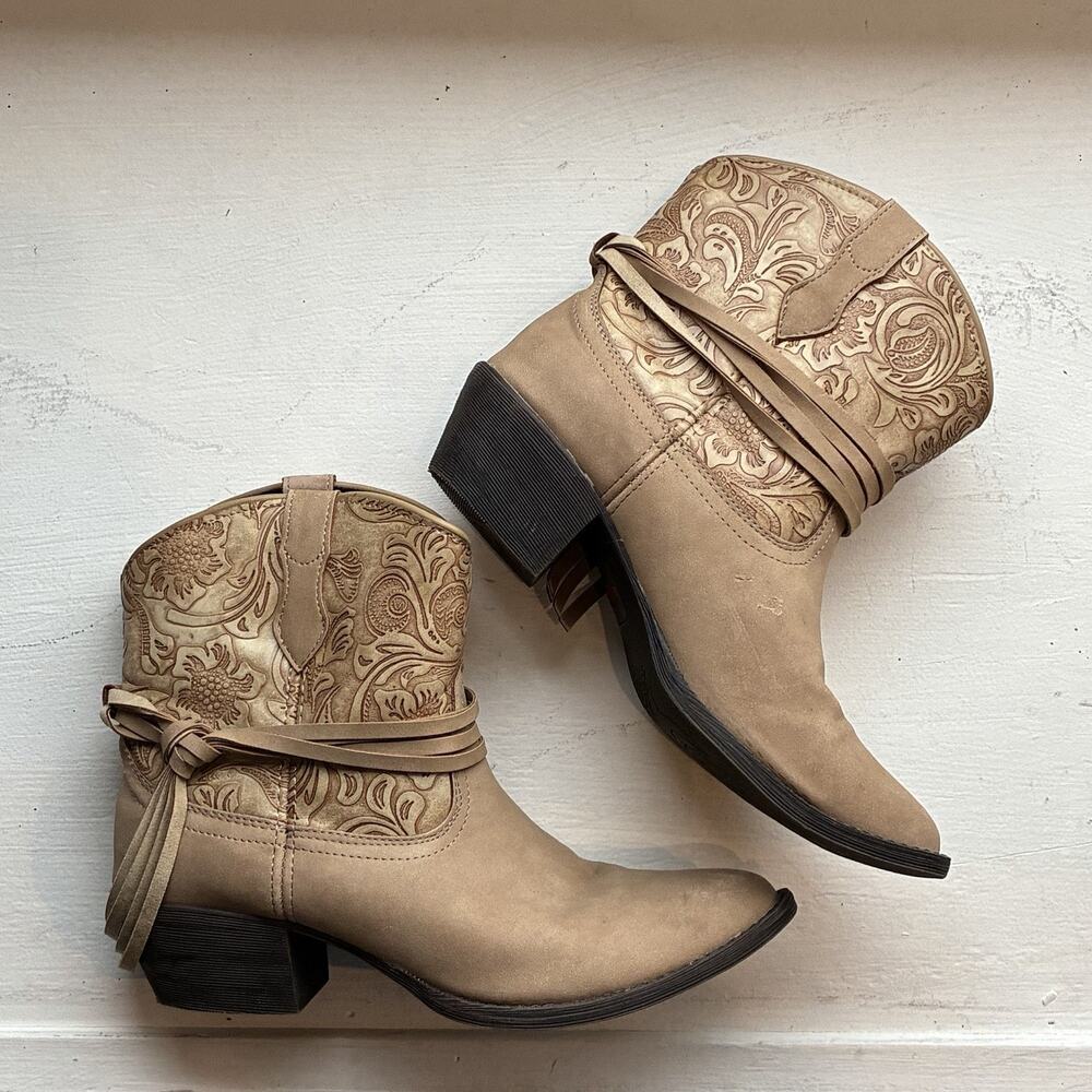 Women’s Western Ankle Boots Size 8.5 Beige Embossed Floral Fringe Booties